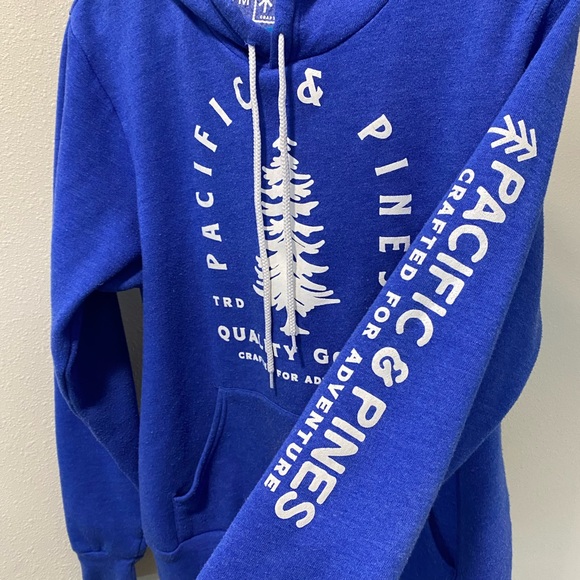Pacific & Pines Hoodie - Size Medium - Picture 3 of 5